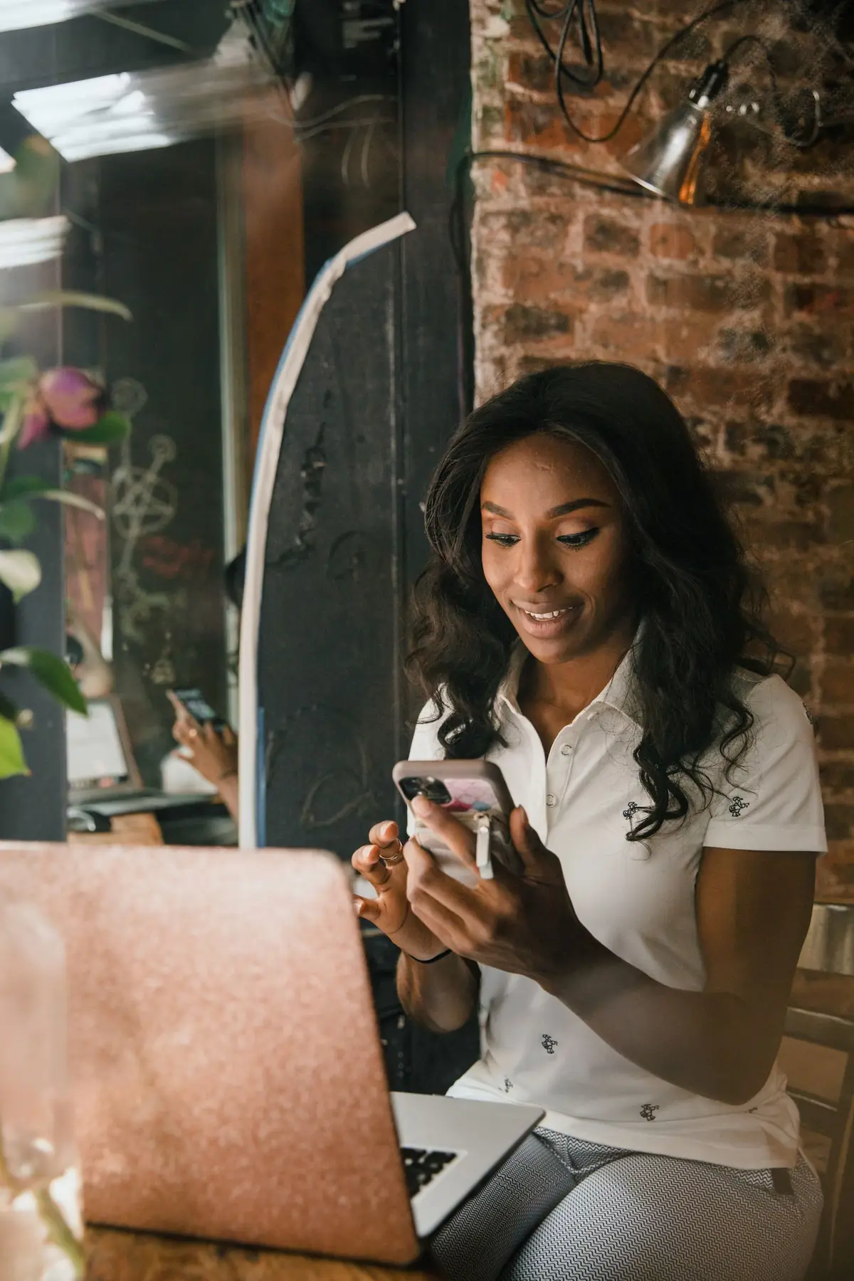 Een klant in een café kijkt op haar telefoon