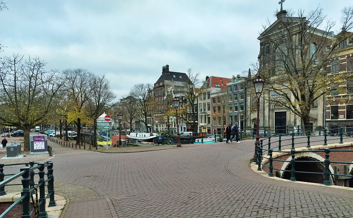 Een stille gracht met een brug en grachtenpanden in de herfst